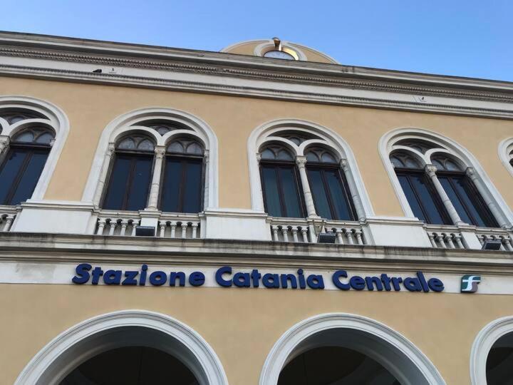Binario 8 Catania Stazione Centrale Exterior foto