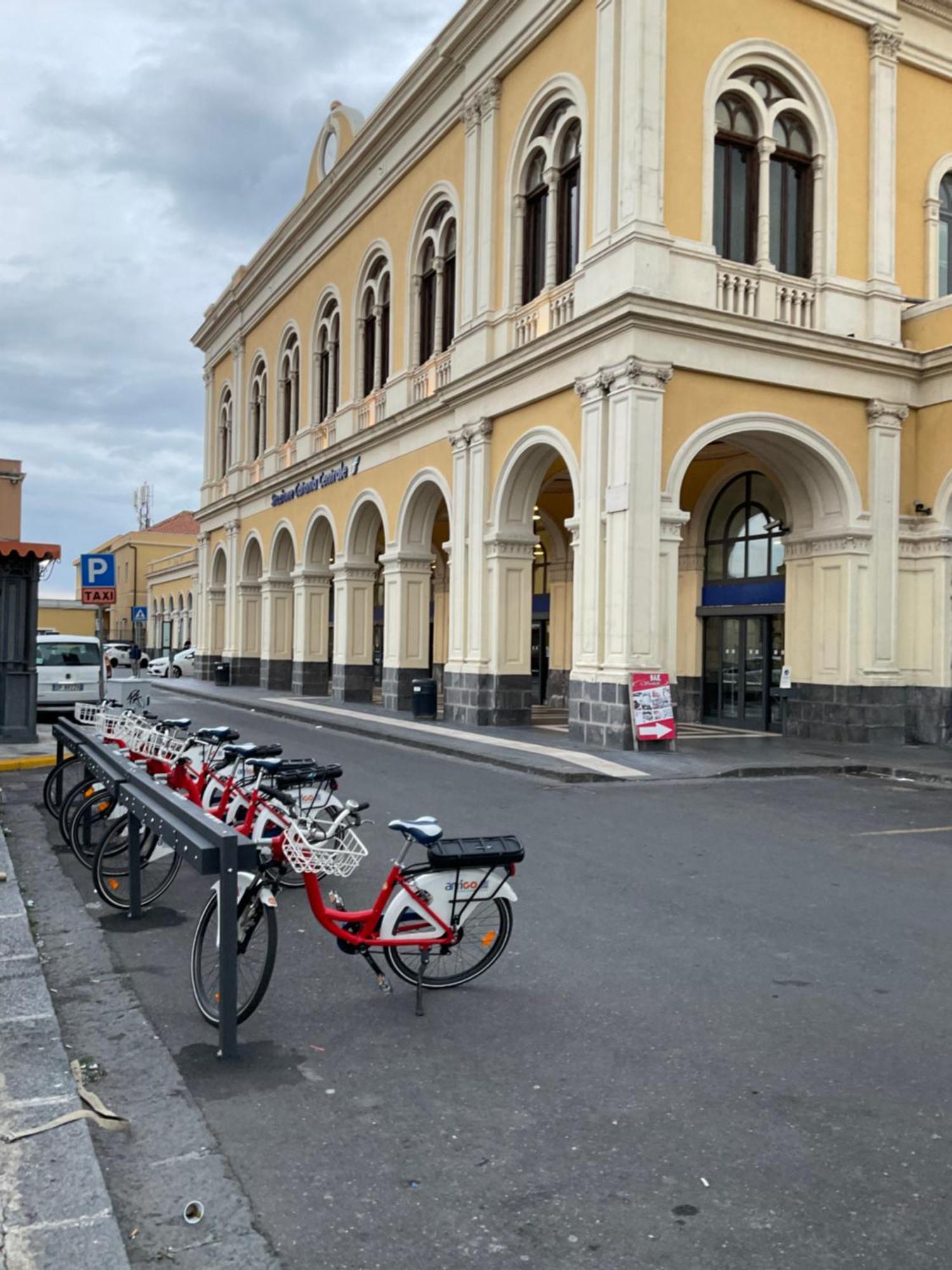 Binario 8 Catania Stazione Centrale Exterior foto